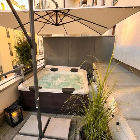 Apartment With Private Jacuzzi & Terrace In The Center Of Prague * Prag