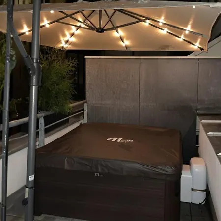Modern With Private Jacuzzi & Terrace דירה