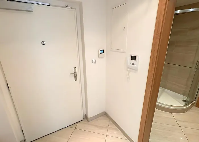 Modern With Private Jacuzzi & Terrace דירה