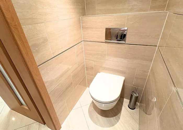 Modern With Private Jacuzzi & Terrace דירה *