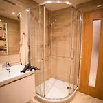 With Private Jacuzzi & Terrace In The Center Of דירה פראג