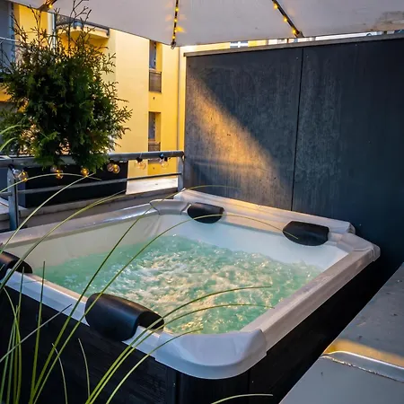 With Private Jacuzzi & Terrace In The Center Of *