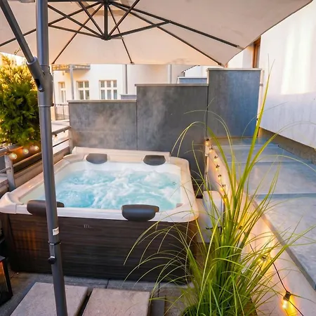 With Private Jacuzzi & Terrace In The Center Of Apartament Praga