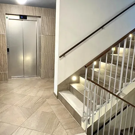 With Private Jacuzzi & Terrace In The Center Of *