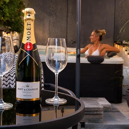With Private Jacuzzi & Terrace In The Center Of * Praga