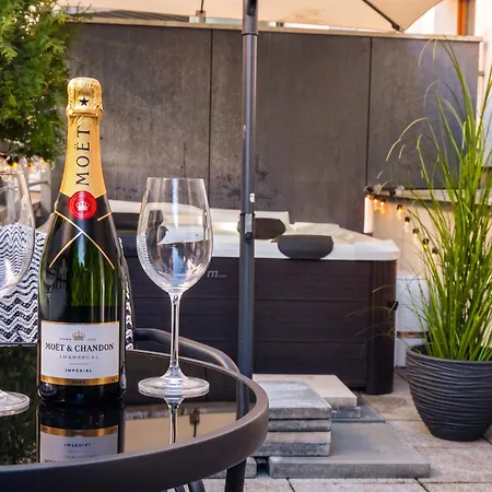 With Private Jacuzzi & Terrace In The Center Of